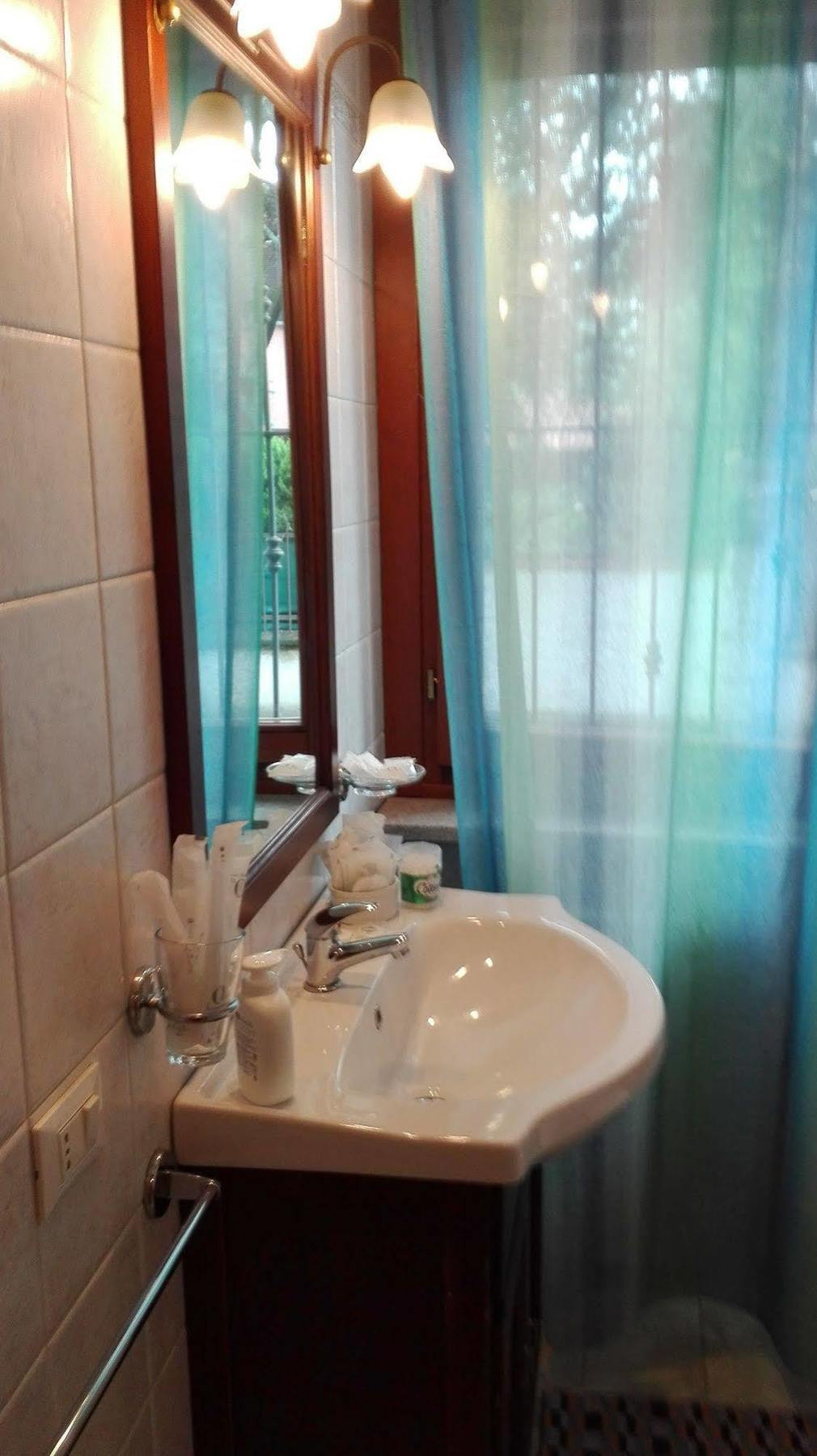 Residence Il Pino ซารอนโน ภายนอก รูปภาพ